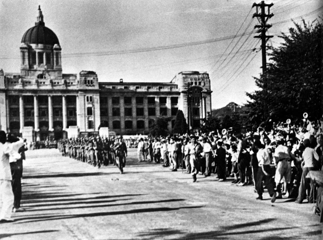 Seoul citizens hailing American troops