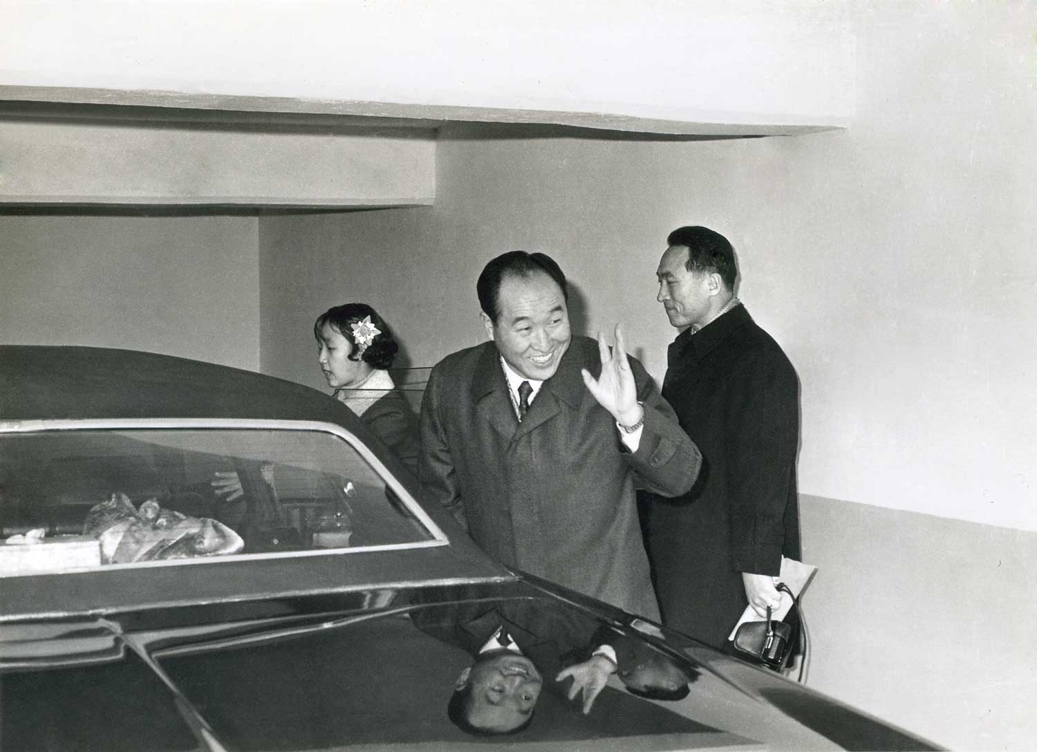 True Parents depart for the third world tour, December 5, 1971. At back is Ye-jin nim.