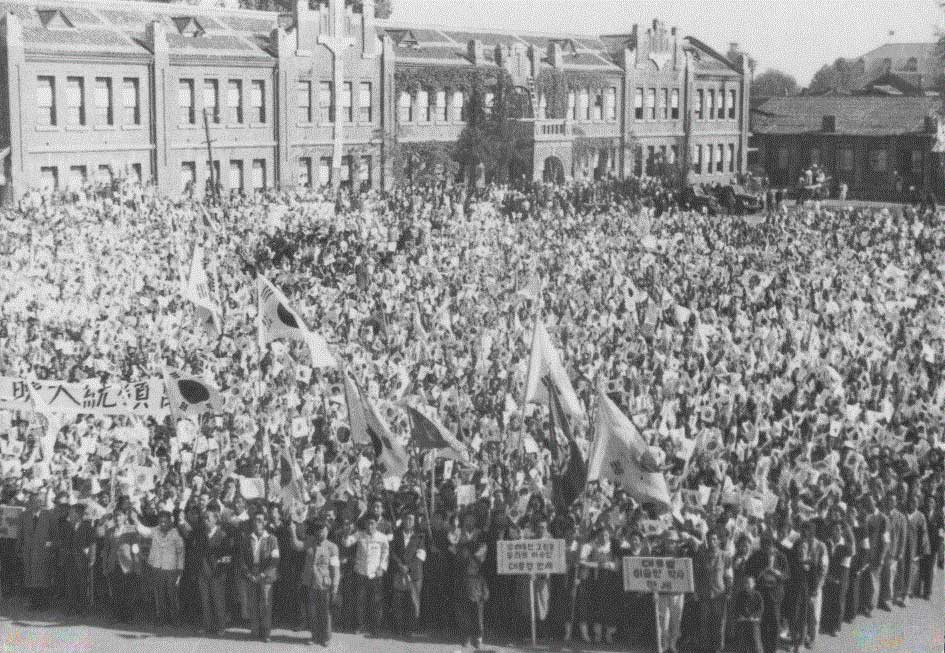 Pyongyang citizens gathered to welcome the UN forces’ retake of Pyongyang on October 19, 1950