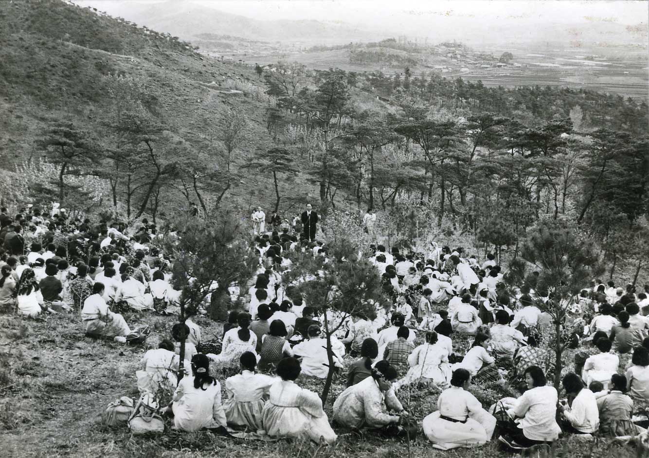 Father speaks to members at an outdoor service in Korea during the time he is developing the global mission centering on the United States.