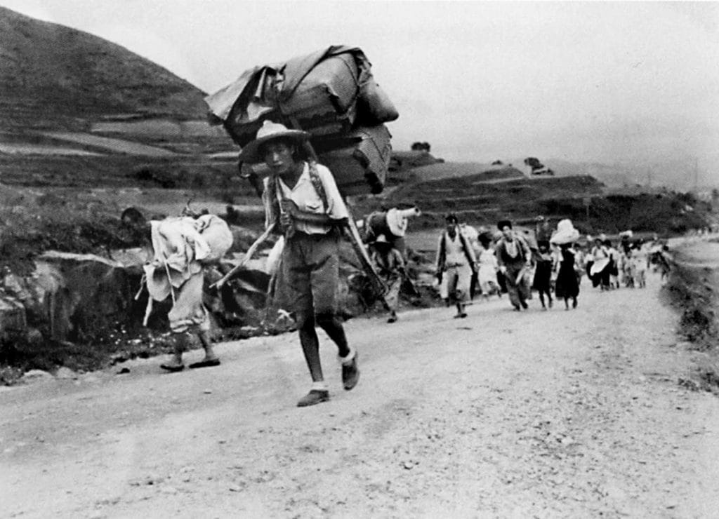 War refugees headed toward Busan, which became a shantytown duringthe war years