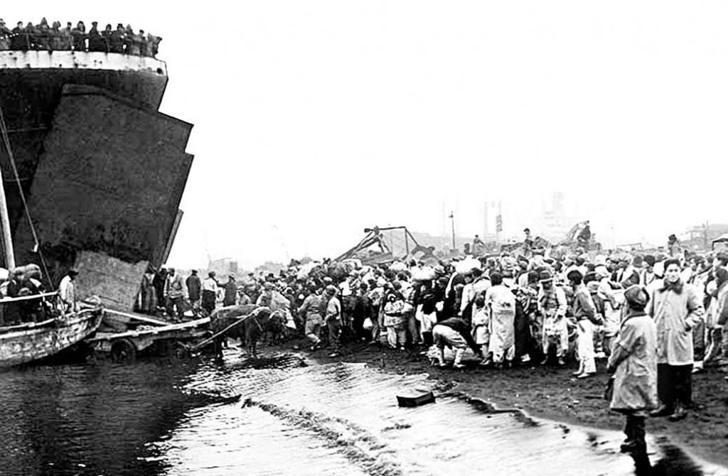 Refugees waiting to evacuate at Hungnam