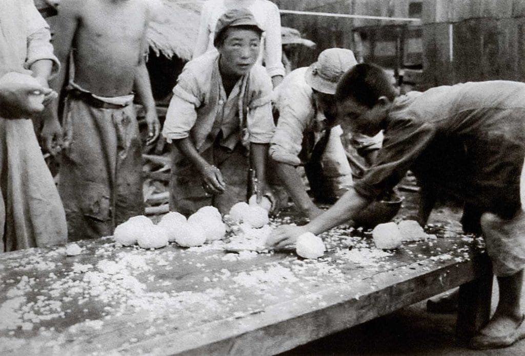 Making rice balls for soldiers during the Korean War; one of these might approximate to a day’s food ration at Hungnam labor camp.