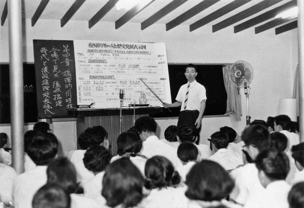 Hwan-chae Hwang (36 couples) teaching the Principle in Japan during True Parents’ and Korean church leaders’ visit in 1967