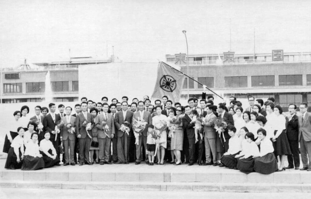 Japanese members welcome True Family members and accompanying church leaders at Haneda Airport in Tokyo, June 12, 1967.